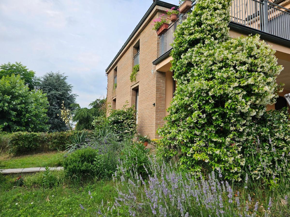 Casa Vincenzo 130 Mq Con Portico Ed Ingresso Esclusivo Dal Giardino Villa Felino Exterior photo