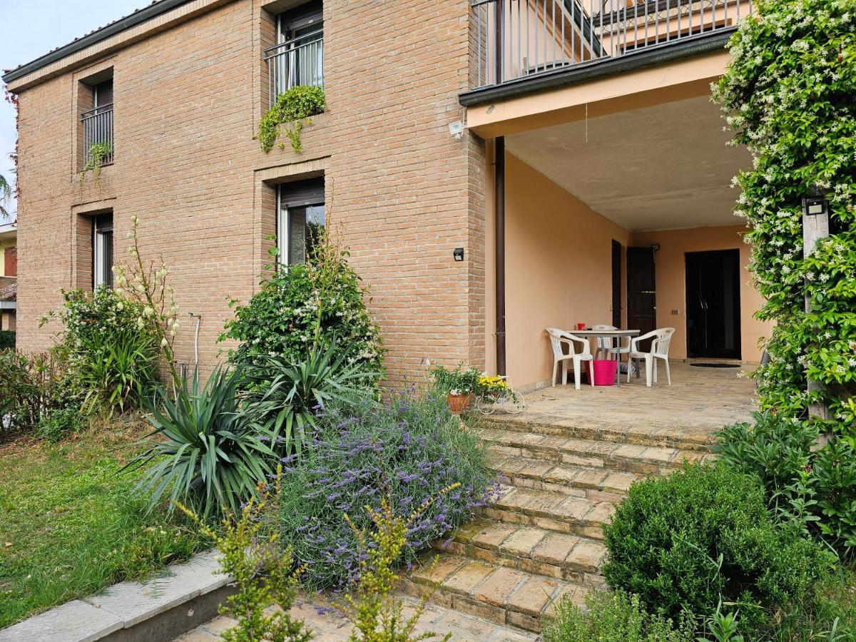 Casa Vincenzo 130 Mq Con Portico Ed Ingresso Esclusivo Dal Giardino Villa Felino Exterior photo