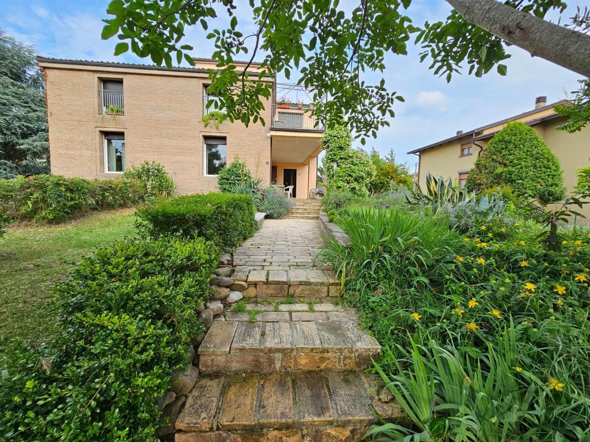 Casa Vincenzo 130 Mq Con Portico Ed Ingresso Esclusivo Dal Giardino Villa Felino Exterior photo