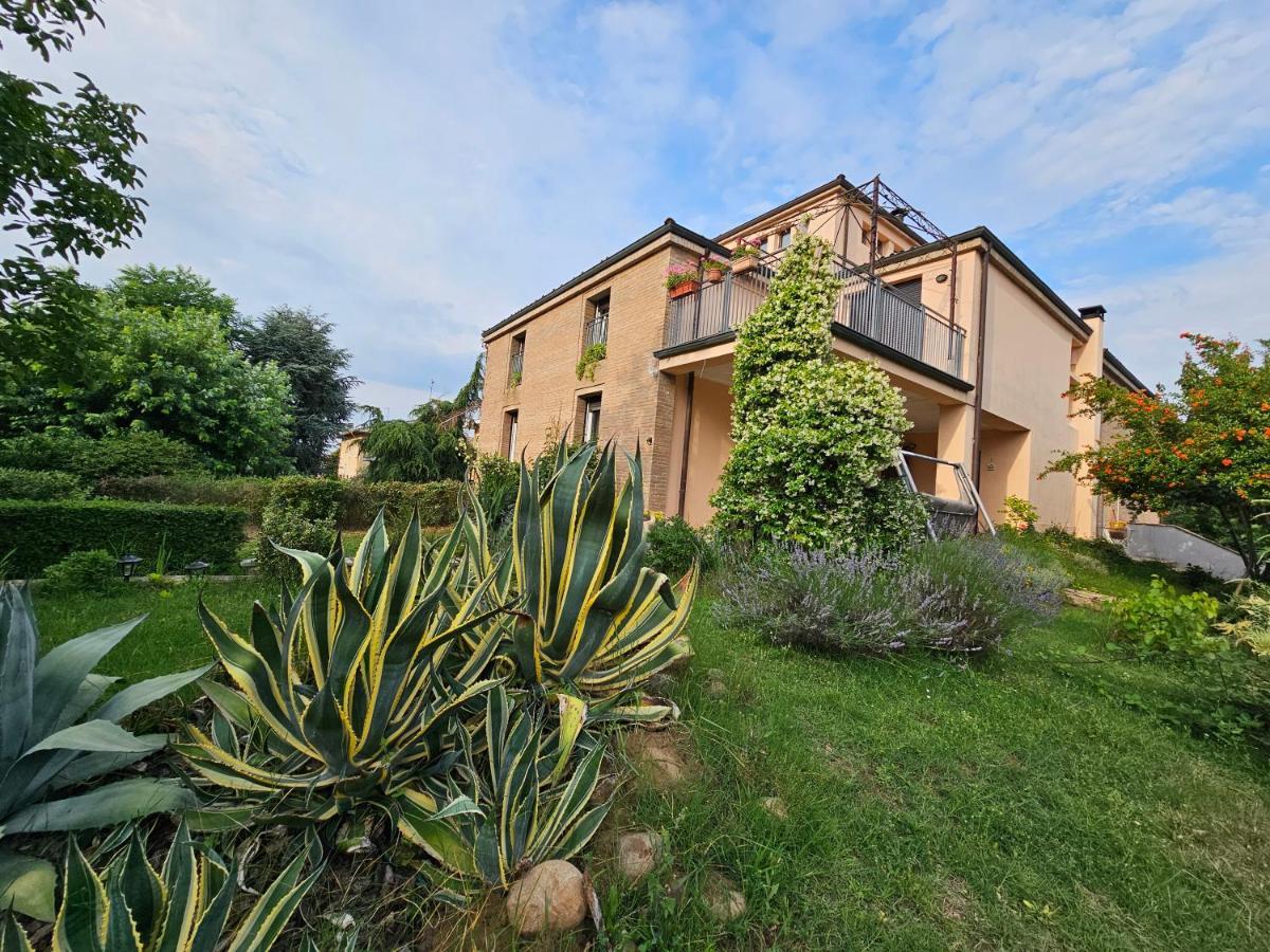 Casa Vincenzo 130 Mq Con Portico Ed Ingresso Esclusivo Dal Giardino Villa Felino Exterior photo