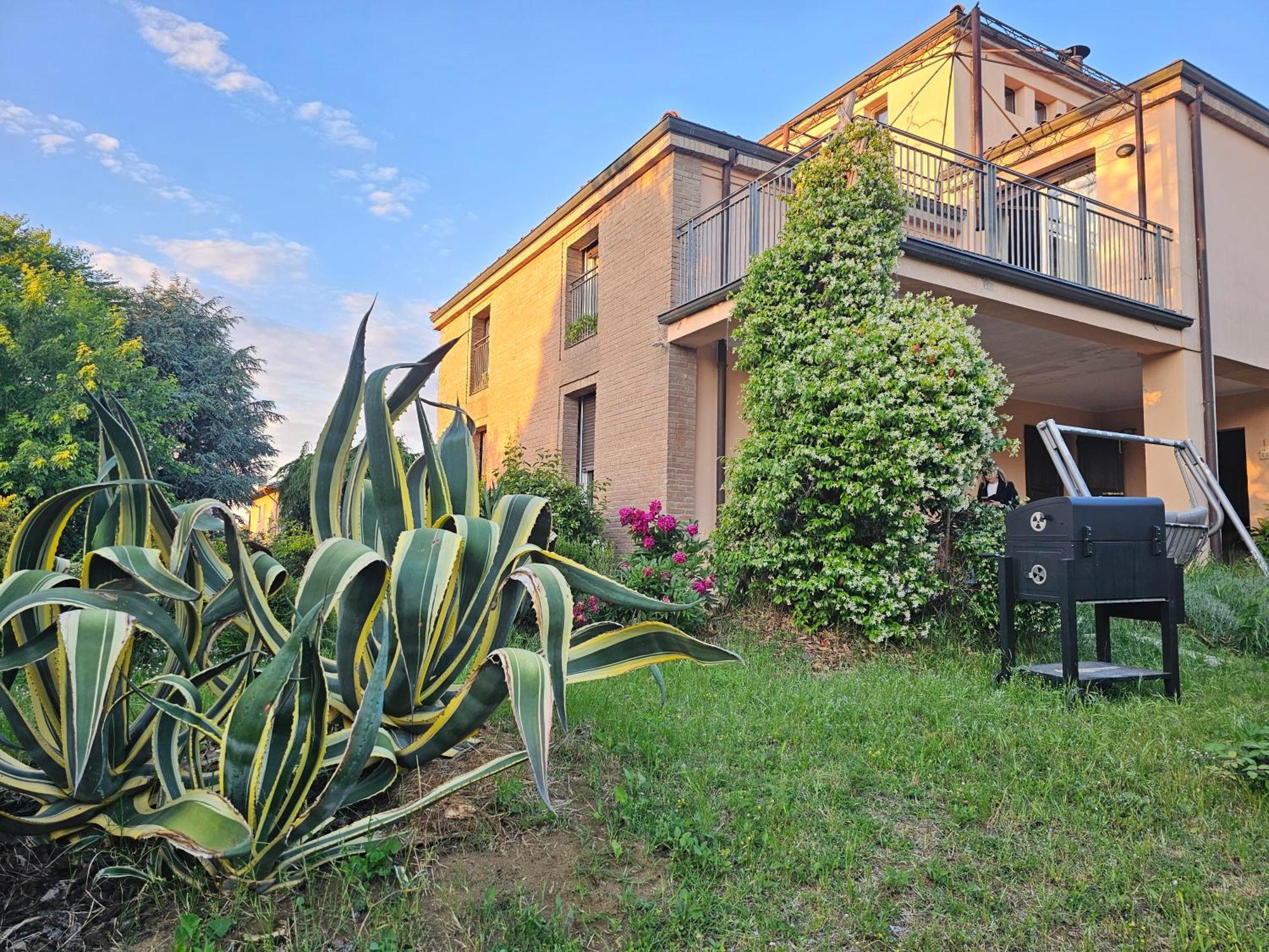 Casa Vincenzo 130 Mq Con Portico Ed Ingresso Esclusivo Dal Giardino Villa Felino Exterior photo
